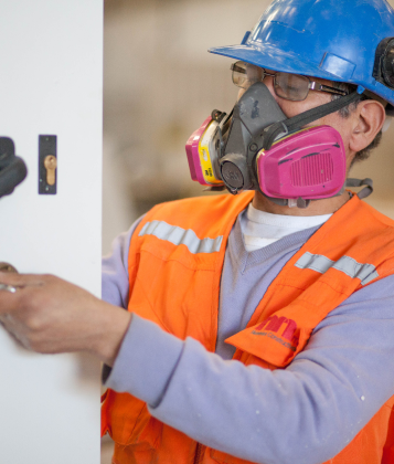 Hombre con ropa de trabajo de construcción creando un módulo